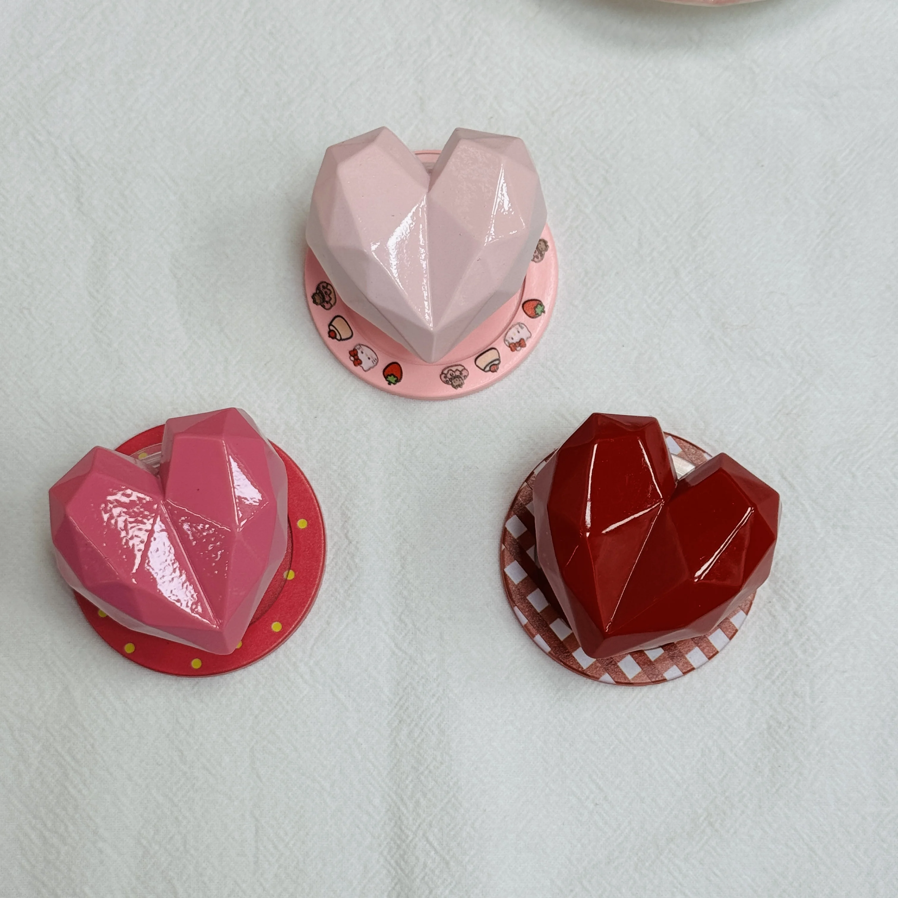 

New Stereoscopic Heart-shaped Telescopic High-end Feeling Niche Ins Handheld Lazy Universal Magnetic Magsafe Bracket for IPhone