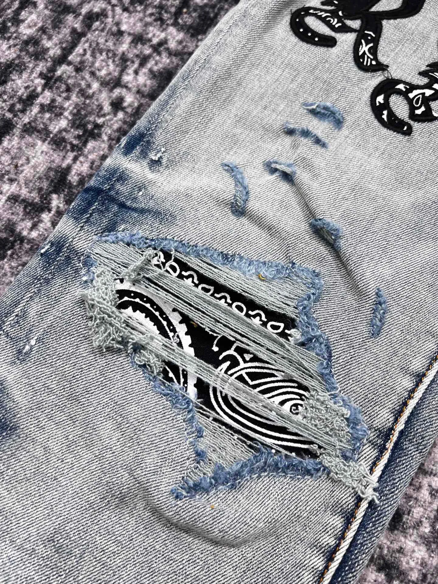 Sleva muži paisley náplast distressed hubená džíny