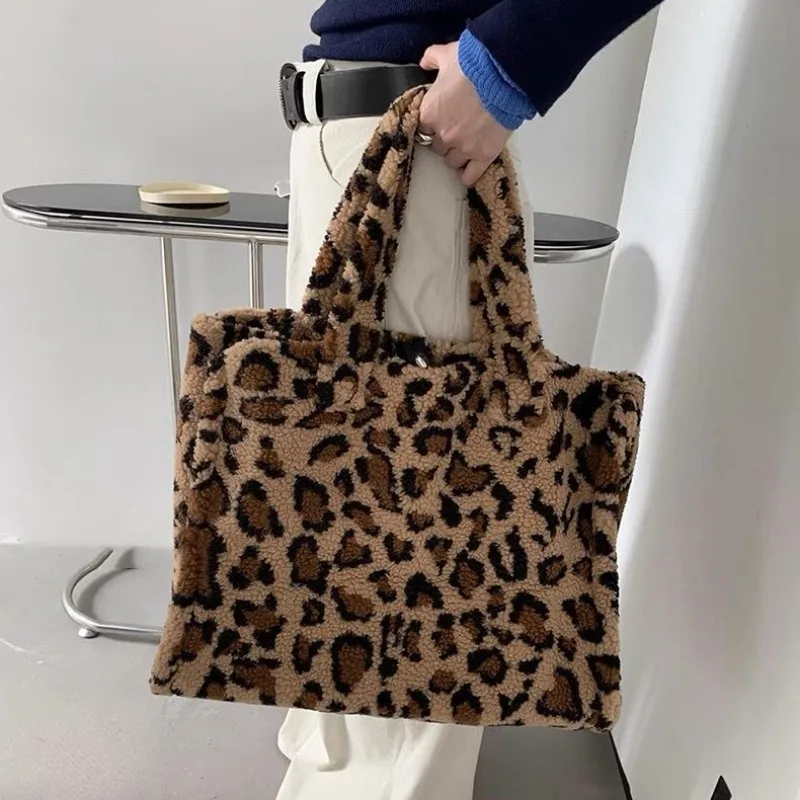 2024 Autumn Winter New Large Capacity Leopard Pattern Handbag for College Students Plush Commuter Bag Lamb Wool Bag Versatile