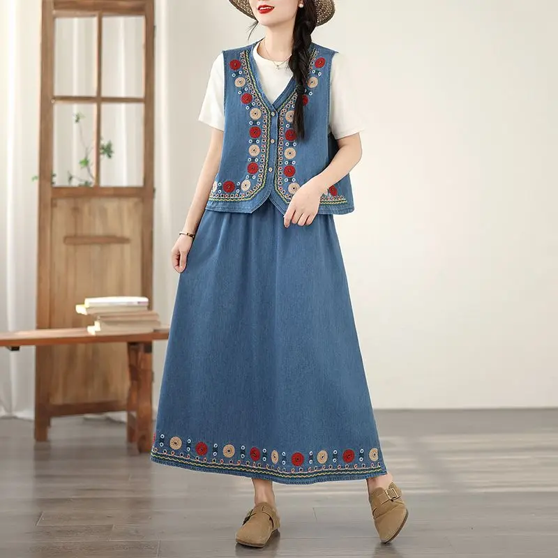 

Комплект из двух предметов: Жилет с V-образным вырезом и вышивкой в ковбойском стиле и свободная длинная юбка. Коллекция Весна-Лето 2026.