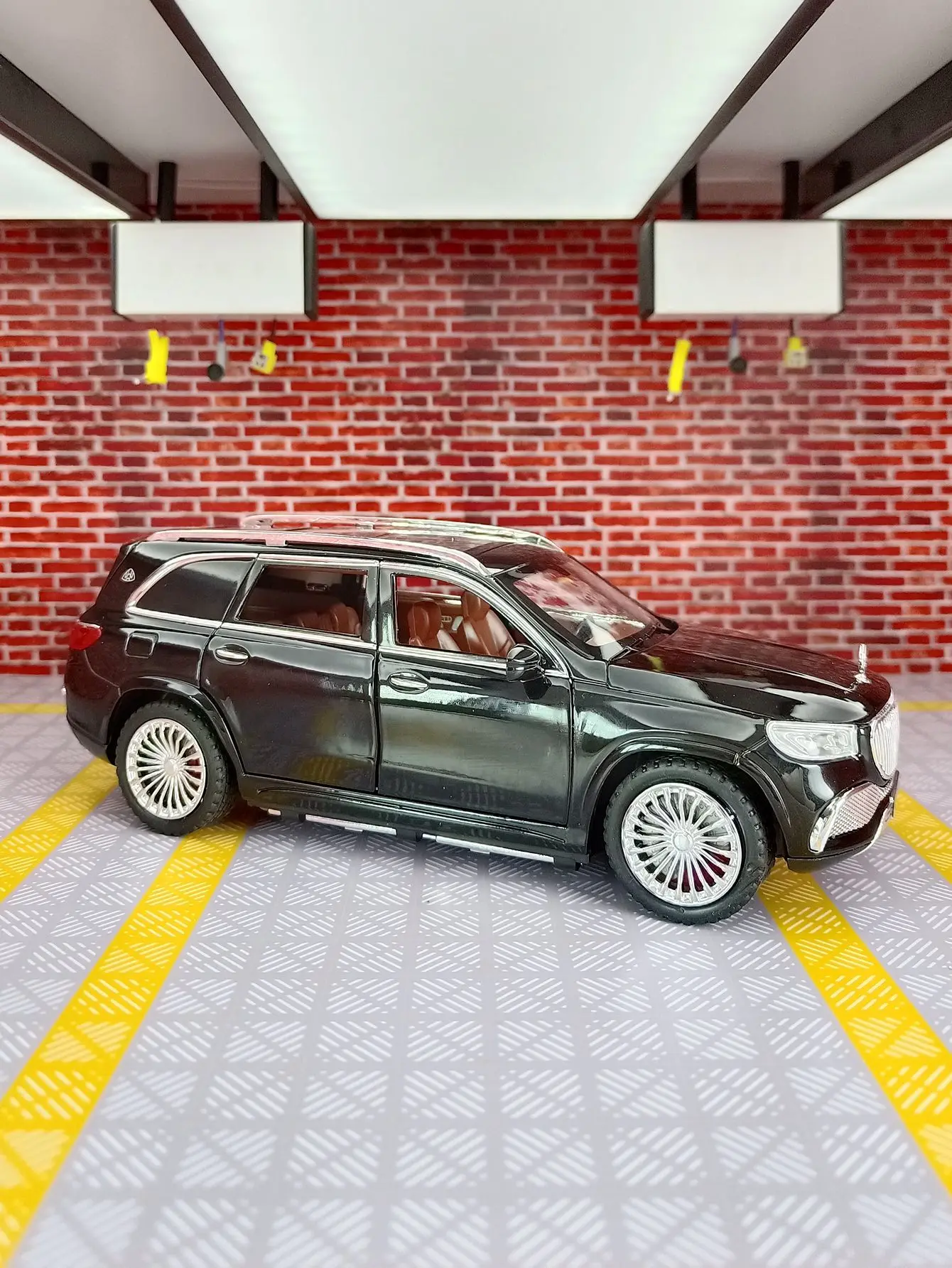 

Модель внедорожника из сплава GLS600 1:24, двери, а также передний капот и багажник можно открыть имеет функцию звука и освещения.