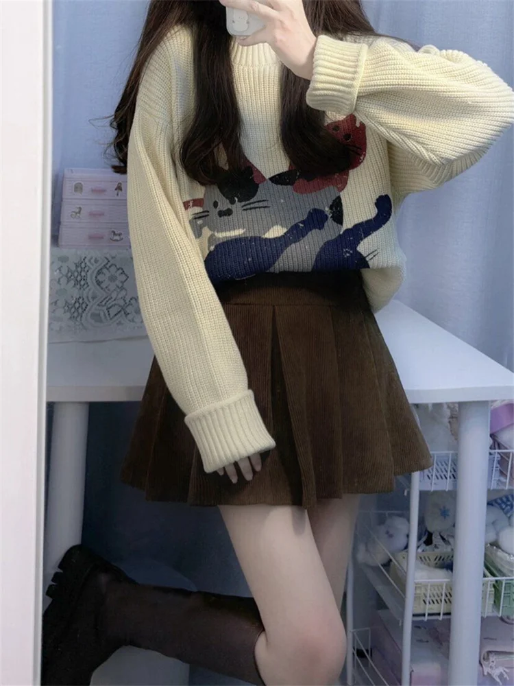 تنورة قصيرة نسائية بمقاسات كبيرة من قماش الكوردروي البني المطوي بتصميم كلاسيكي وخصر مرتفع على الطراز الكوري