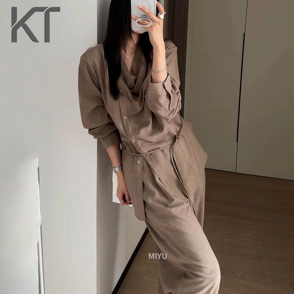 

Новинка 2026: Комплект из двух предметов с джинсовой текстурой — блузка с завязками на талии и юбка миди для женщин