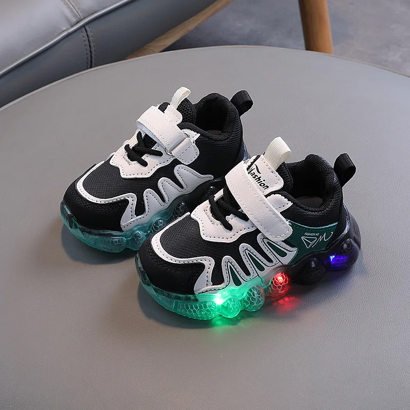 2024 New LED Children Glowing Shoes Baby Luminous Sneakers Boys Girls Lighting Running Shoes Kids Flat Breathable Mesh Sneakers