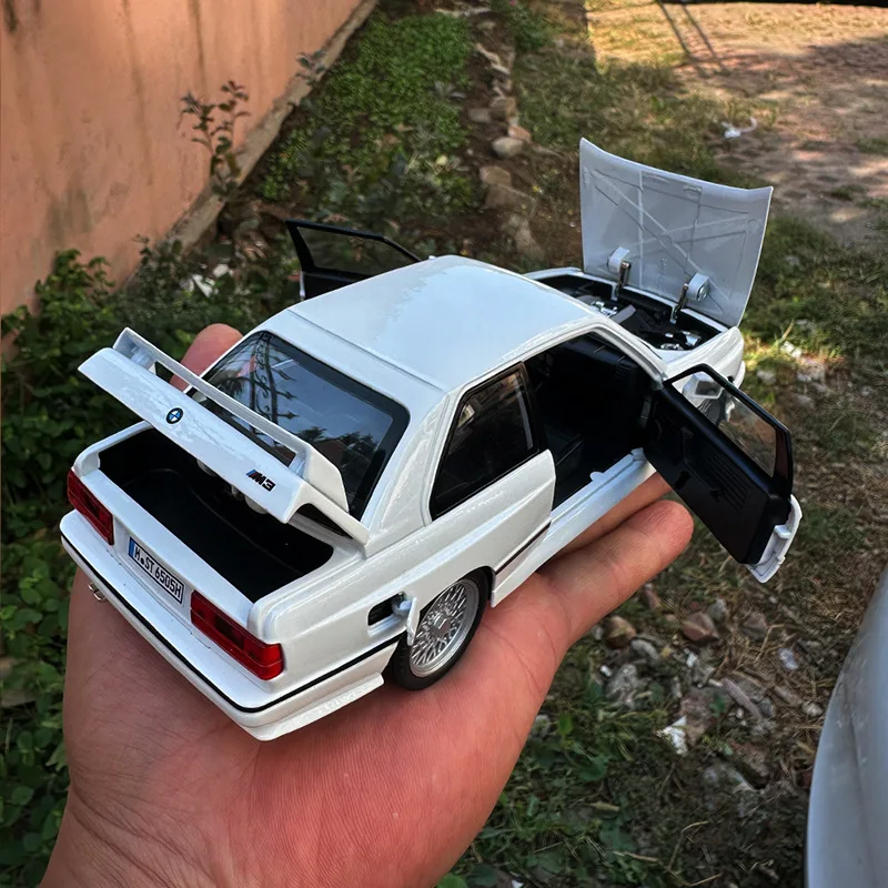 Chezhi 1/24 Bmw M3 Alloy Car Model Diecast Simulation Vehicle Pull Back Sound Light Retro Sports Car Collection Display Gift