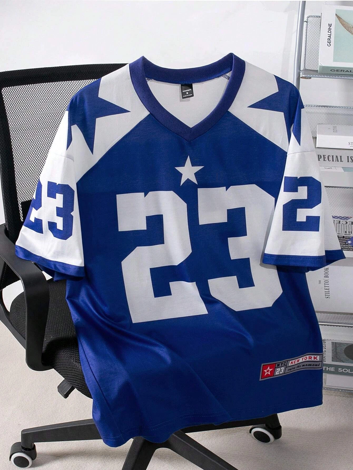 

Manfinity Campus Court Men Jersey Shirt Casual Contrast Color Splicing Numeral Graphic Print Short Sleeve Athletic T-Shirt