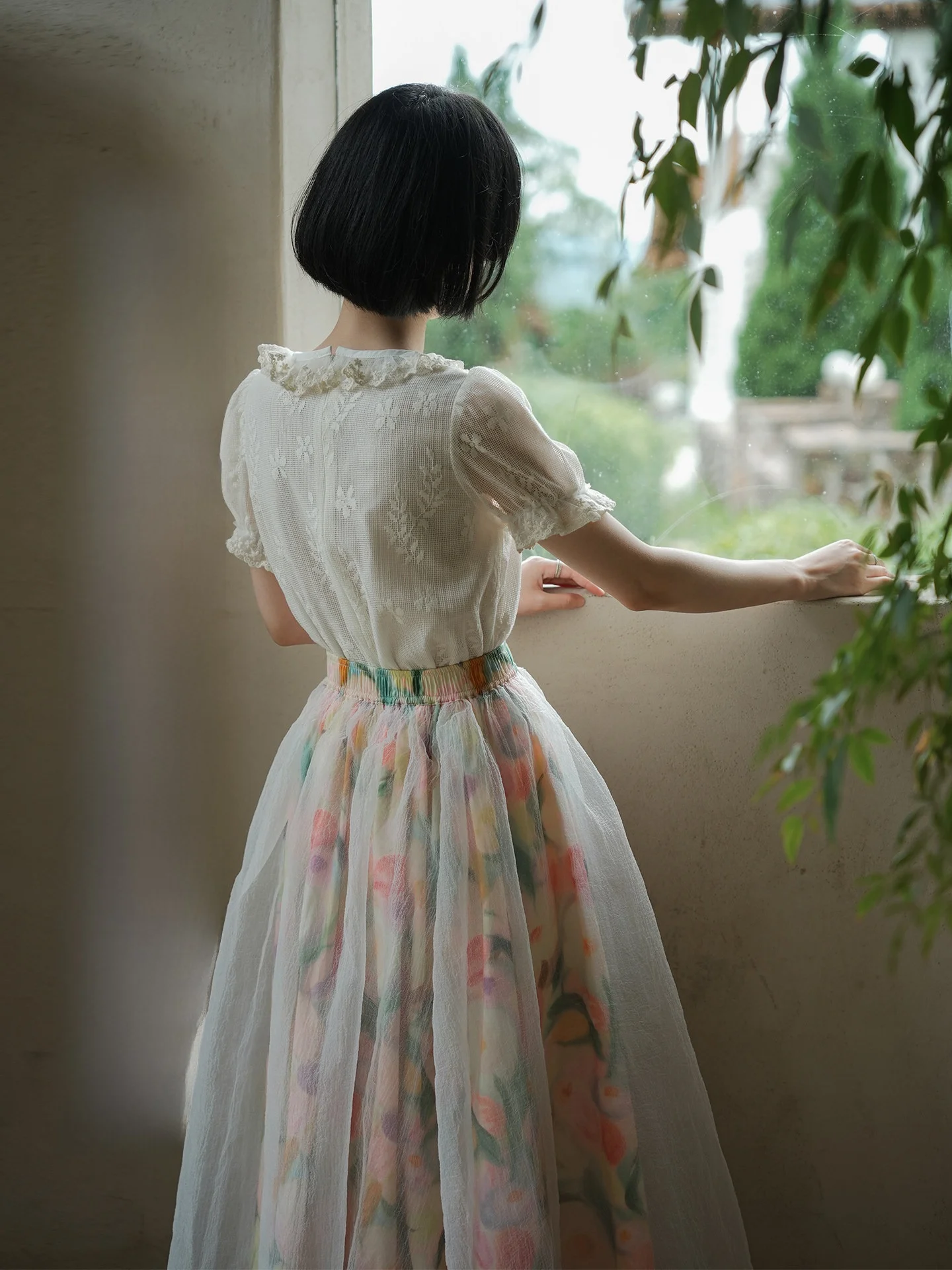 

Французская блузка с вышивкой и кружевной отделкой, короткий рукав, круглый вырез, женская летняя новинка, бежевая, в горошек, с принтом «Садовые цветы»