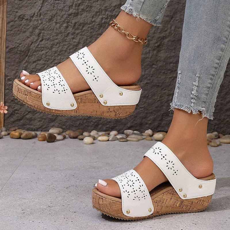 صنادل نسائية صيفية موديل 2025 شباشب كلاسيكية مفرغة من الأسفل أحذية نسائية مريحة مانعة للانزلاق أحذية روما للسيدات