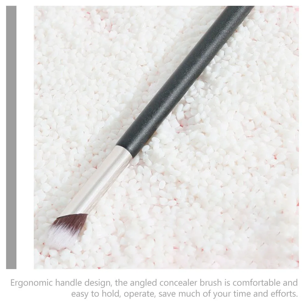 แปรงคอนซีลเลอร์แบบมุมเล็ก แปรงแต่งหน้าแบบแบนสำหรับคอนซีลเลอร์ใต้ตา แปรงแต่งหน้าสำหรับผู้เชี่ยวชาญ