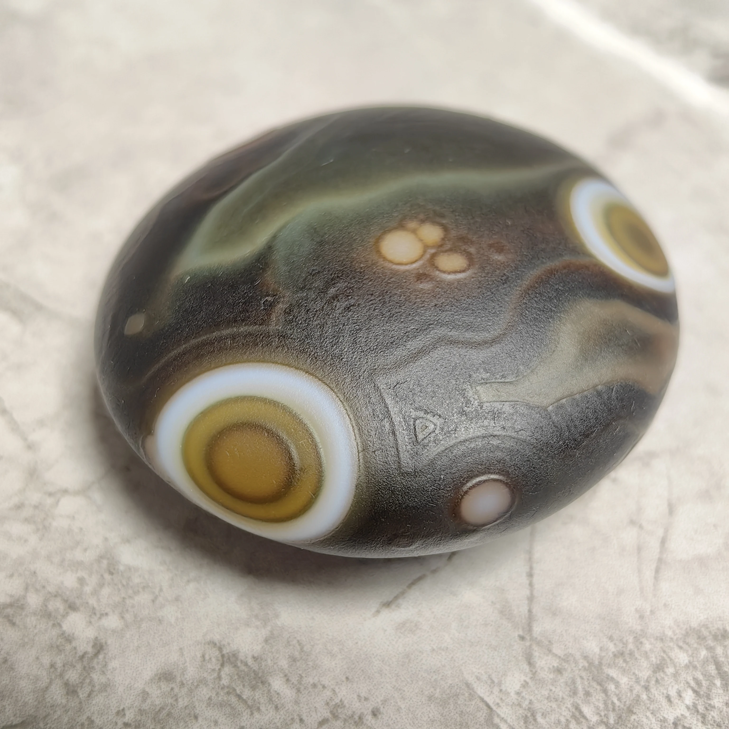 Natural Frog Eye Agate Stone, Distinctive Yellow and Black Concentric Circles, Unique Mineral Specimen for Desktop Display