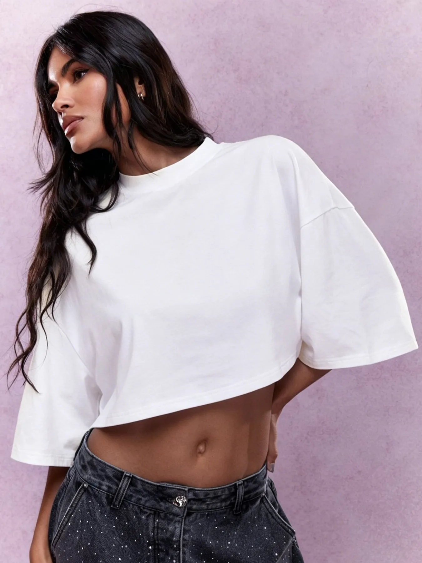 Einfarbiges Weißes Sport-Crop-T-Shirt für Damen Locker Geschnittenes Modisches Kurzarm-Sommer-Oberteil mit Rundhalsausschnitt aus Baumwolle Vielseitig Kombinierbares Damen-T-Shirt