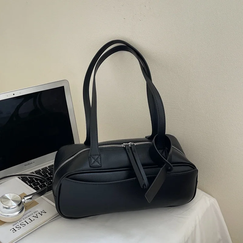 

Women's Bag Large Capacity Boston Pillow Handbag Spicy Girl Fashion Motorcycle Shoulder Bags Vintage Large Capacity Tote Bag