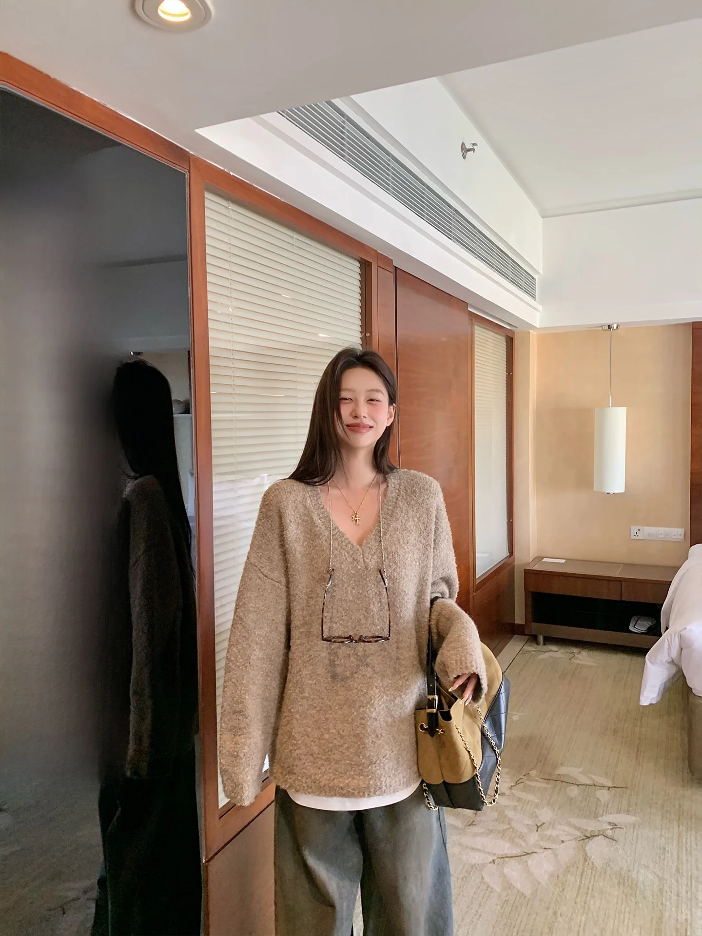 

Мягкий уютный корейский повседневный вязаный свитер с V-образным вырезом из круговой пряжи цвета овсянки, свободного кроя, женский, модный, осенне-зимний