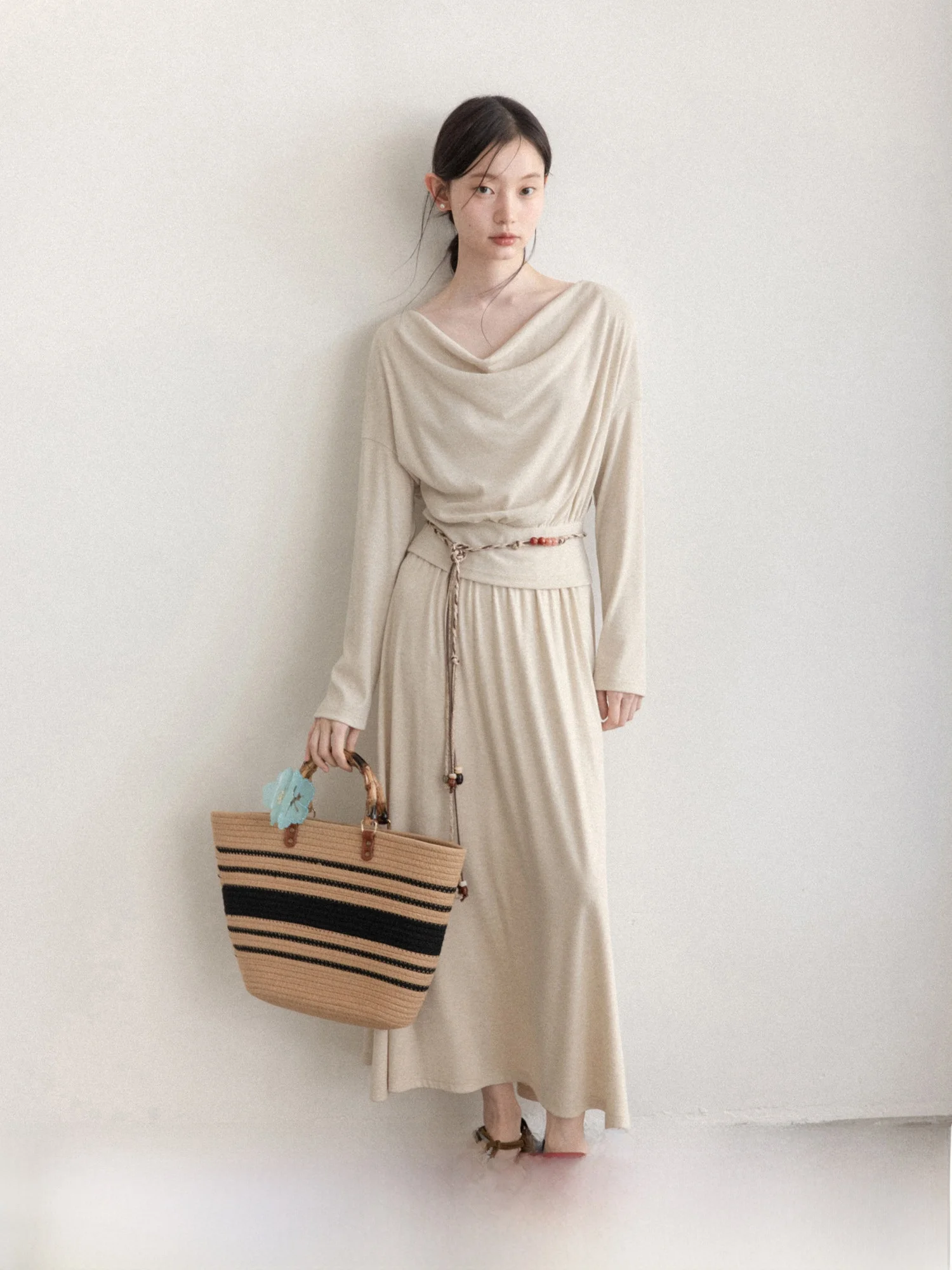 

Весенний комплект 2026: женская футболка с рукавами «летучая мышь» и асимметричная юбка А-силуэта с длинным рукавом и завышенной талией