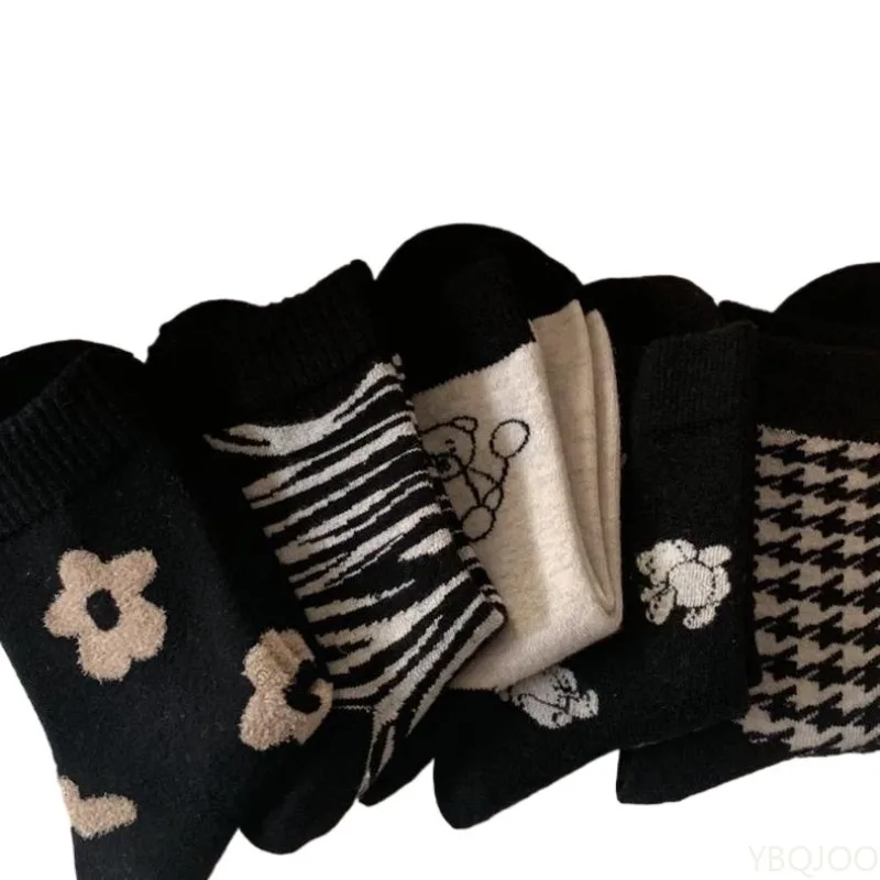 5 Paar modische, vielseitige, mit Blumenmuster versehene, atmungsaktive, weiche, bequeme Freizeitsocken für Damen, süße kleine Bären-Socken in mittlerer Wadenlänge