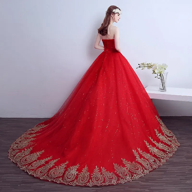 2024 Neues Ballkleid Spitze Tüll Rotes Hochzeitskleid mit Schwanz Chinesischer Musterstil Günstiges China Stickerei Brautkleid Maßgeschneidert