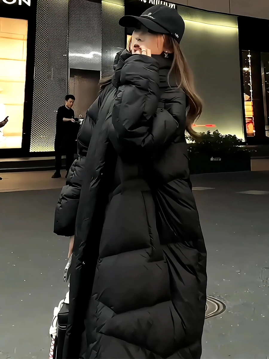 معطف شتوي طويل للنساء محشو بالريش الأبيض، سترة منفوخة دافئة للتنقل اليومي مع قبعة مرفقة