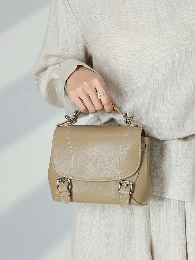 

Сумка-мессенджер из натуральной кожи первого слоя, коллекция Весна 2026, ручная/наплечная, универсальная, в студенческом стиле, маленькая квадратная сумка