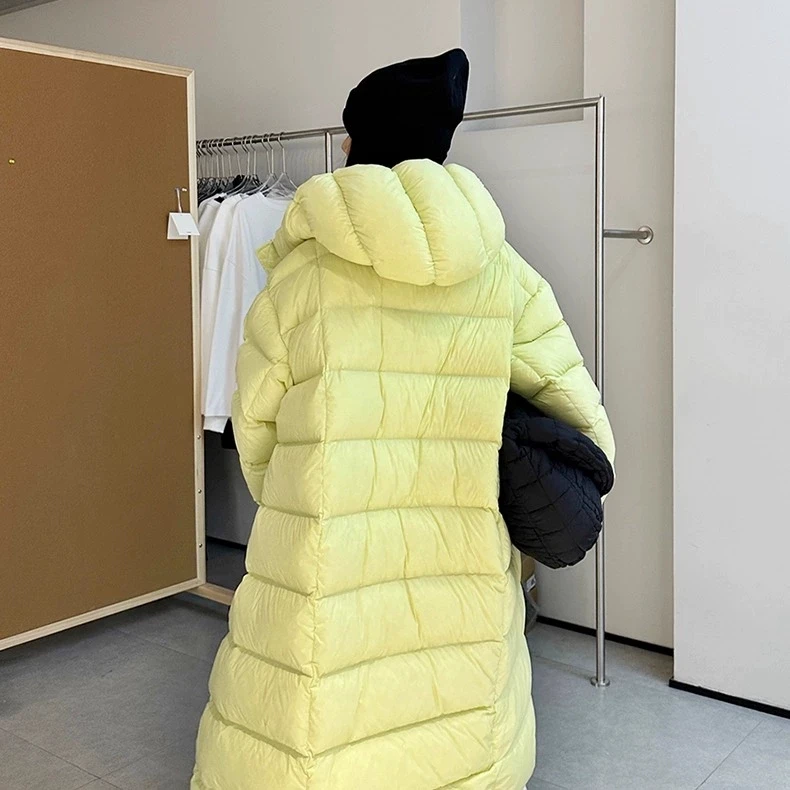 سترة بقلنسوة من ريش البط الأبيض 95% للنساء لشتاء 2025 معطف جديد منفوخ للأسفل معطف نسائي طويل الطول فوق الركبة معطف سترة