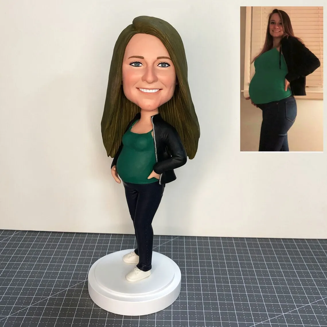 1Pc Customized Photo Upload of a Single Person's High-Definition Full-Body Photo. the Clearer the Photo, the More Realistic the Replica. 100% Handmade for Men and Women, Fixed-Head/Bobble-Head Dolls, Packaged in a Gift Box, Perfect as the Ultimate Personalized Gift for Birthdays, Anniversaries, Weddings, Graduation Ceremonies, and Other Holidays Such as Mother's Day, Father's Day, Etc