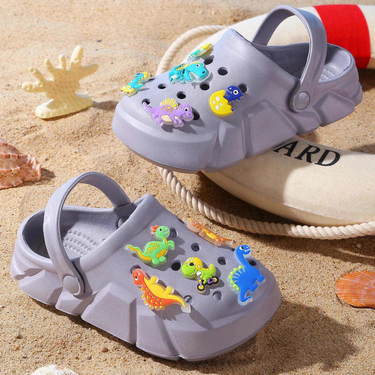 Atmungsaktive Freizeit-Clogs für Jungen mit leuchtender Cartoon-Dinosaurier-Dekoration, leichte Clogs für Dusche, Strand und Pool 3057 – Detail 20