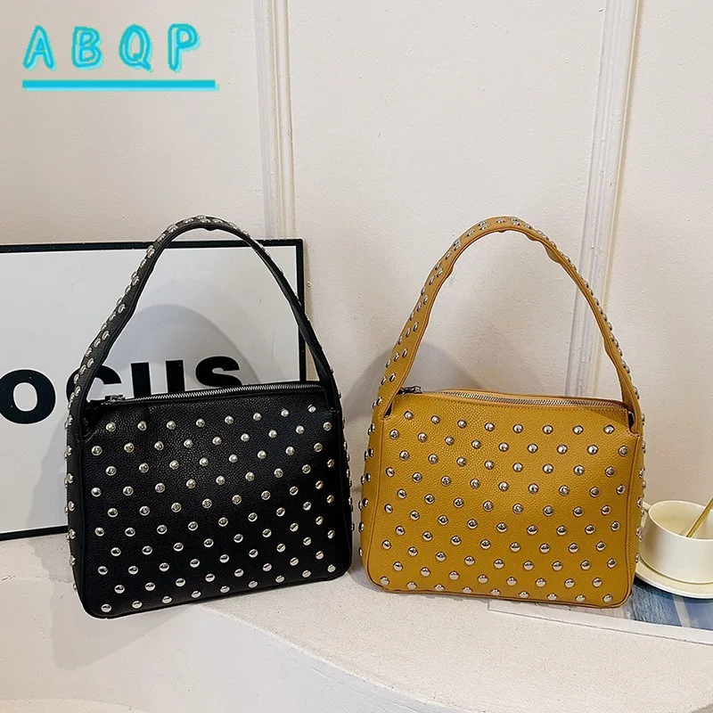 

Сумка на плечо для девочек, сумки с заклепками, женские новые ретро-сумки большой вместимости, универсальная пригородная ручная сумка под мышками, косая сумка