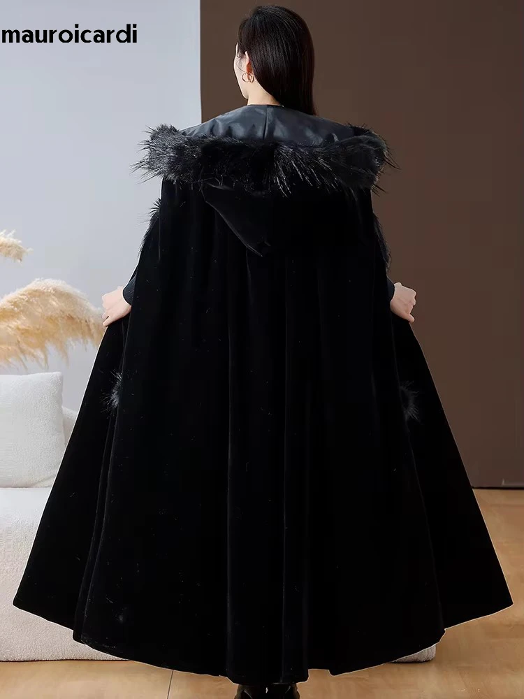 Mauroicardi Jesień Zima Extra Long Black Warm Flowy Velvet Cloak Women z kapturem ze sztucznego futra lisa Luksusowe ubrania Maxi Goth