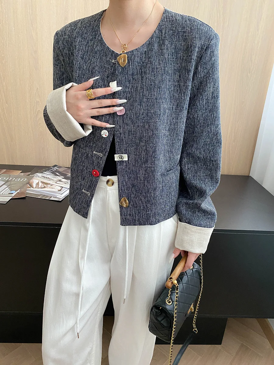 

Irregular shaped buckle, contrasting color, rolled cuffs, small fragrant style jacket