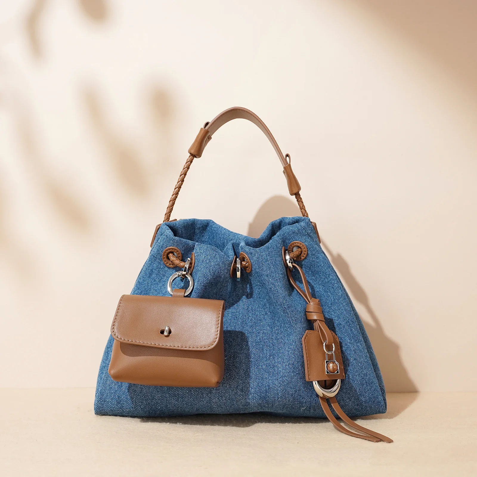 

Классическая парижская модная сумка-сэтчел для женщин с простым элегантным дизайном и вместительными отделениями, идеально подходит для использования в качестве сумки для подгузников.