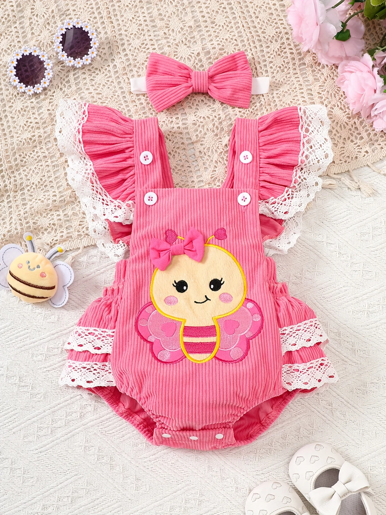 

Розовый вельветовый комбинезон с рюшами на бретельках для маленьких девочек, кружевной отделкой, аппликацией в виде пчелы и повязкой на голову с бантом, комплект из двух предметов