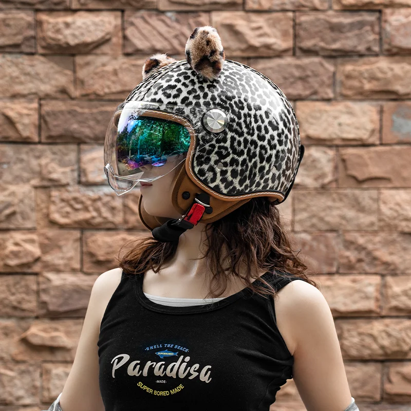 

Современный мотоциклетный шлем с открытым лицом 3/4 и быстросъемным ремнем с широким полем зрения. Удобная и чистящаяся замена.