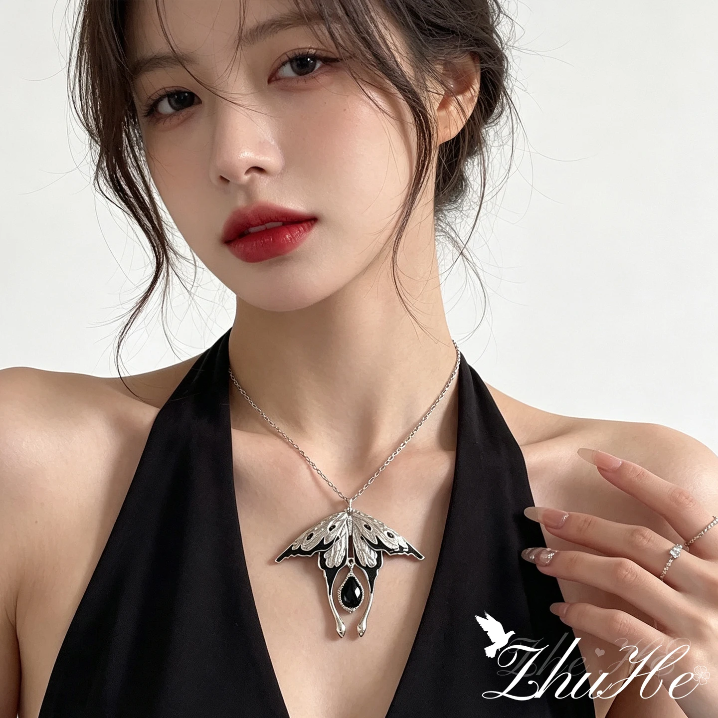 Dark Gothic Moth Resin Pendant Necklace Chic Vintage Luxury Unique Collarbone Jewelry Hand Painted Enamel Women