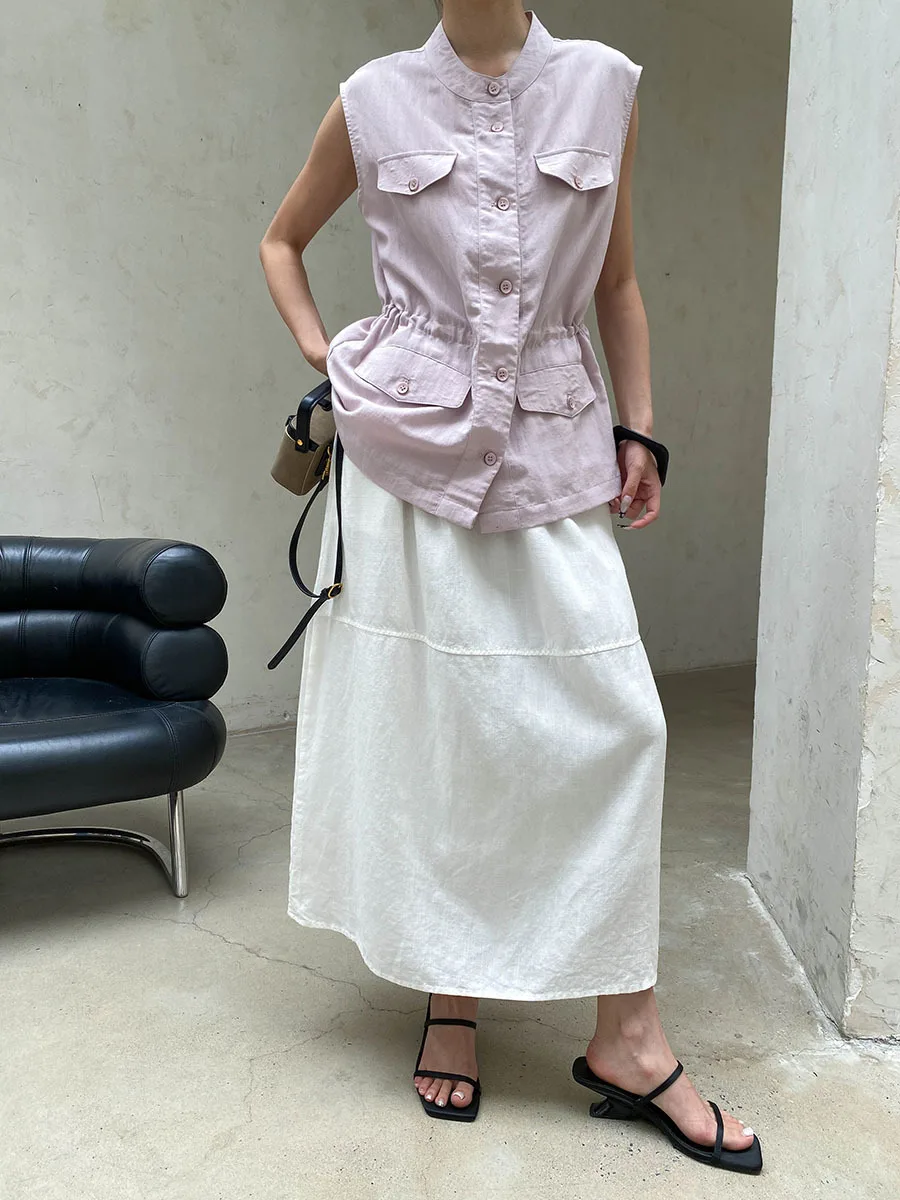 Sommerliche Damen-Weste in unifarbenem Design mit Stehkragen, Kordelzug an der Taille und schlankmachendem, ärmellosem Design. – Detail 11