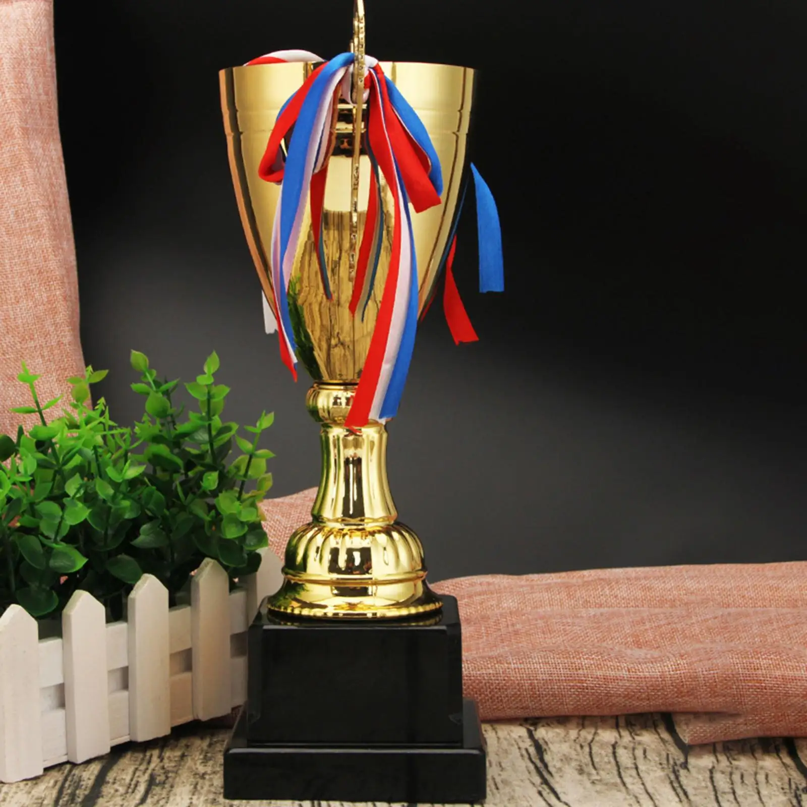 trofeo-de-copa-grande-dorado-para-celebraciones-y-fiestas-infantiles