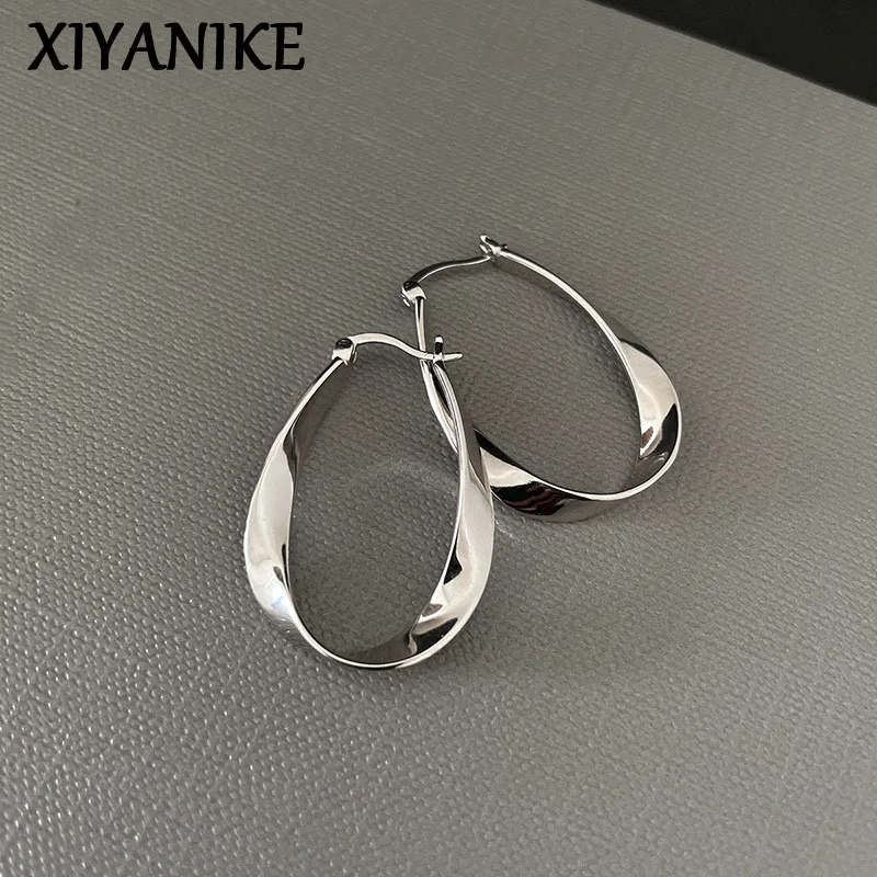 Xiyanike Nische Design möbius geometrische verdrehte Creolen für Frauen Mädchen Mode neue Schmuck Damen Geschenk Party серьги женские