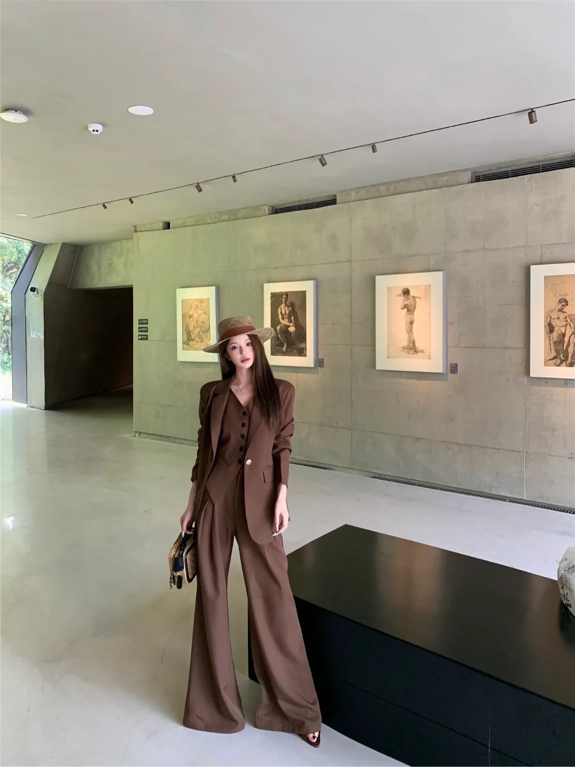 

Ретро-костюм-тройка класса люкс для женщин: новинка Весна 2026 – топ с V-образным вырезом, широкие брюки в пол