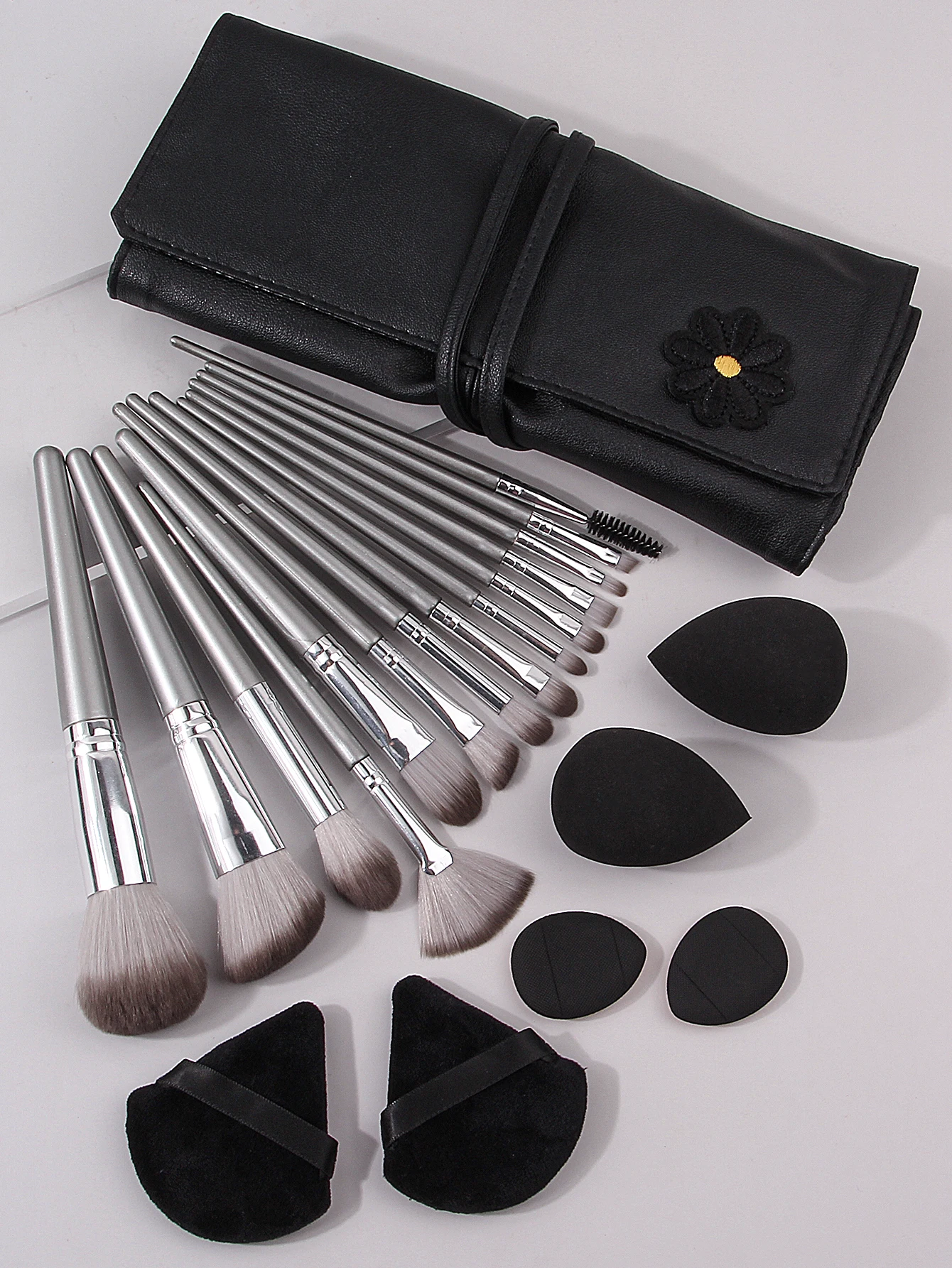 ชุดเครื่องมือแต่งหน้ามืออาชีพ 15 ชิ้นแปรงแต่งหน้ารองพื้นชุดแปรงล้างหน้า 9 ชิ้นฟองน้ําแต่งหน้า Remover พัฟ 1 ชิ้นกระเป๋าแต่งหน้า