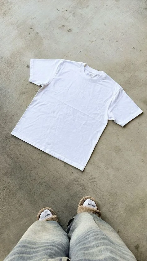 Solid color short-sleeved shirt,perfect for summer wear, versatile style, simple and breathable, suitable for various occasions.