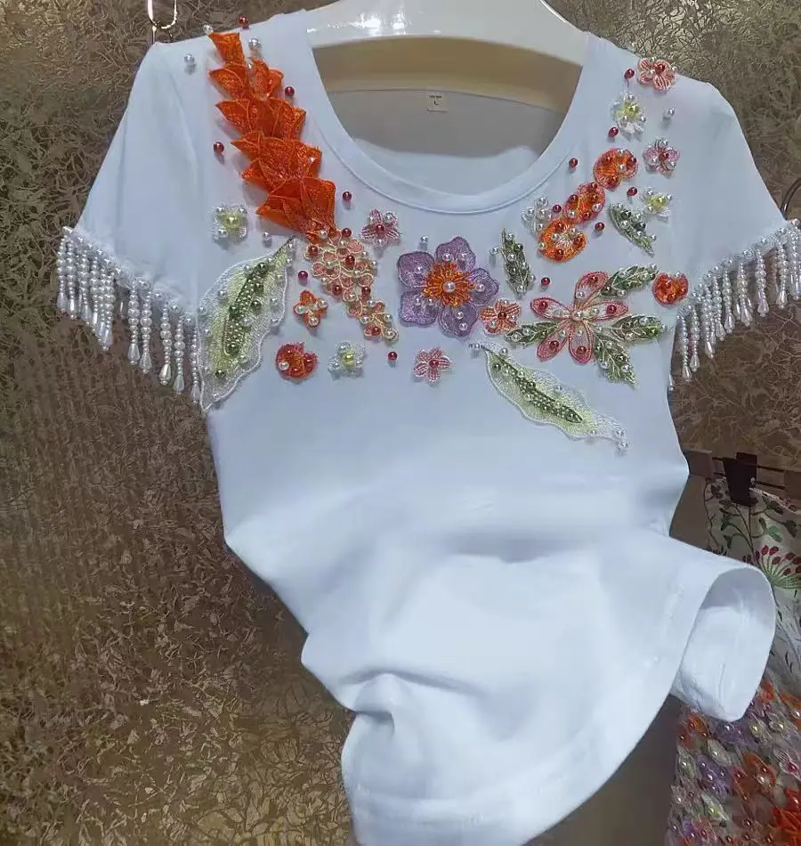 Novità nel 2024 t-shirt In cotone con cuciture nappa con ricamo floreale per t-shirt a maniche corte da donna magliette bianche