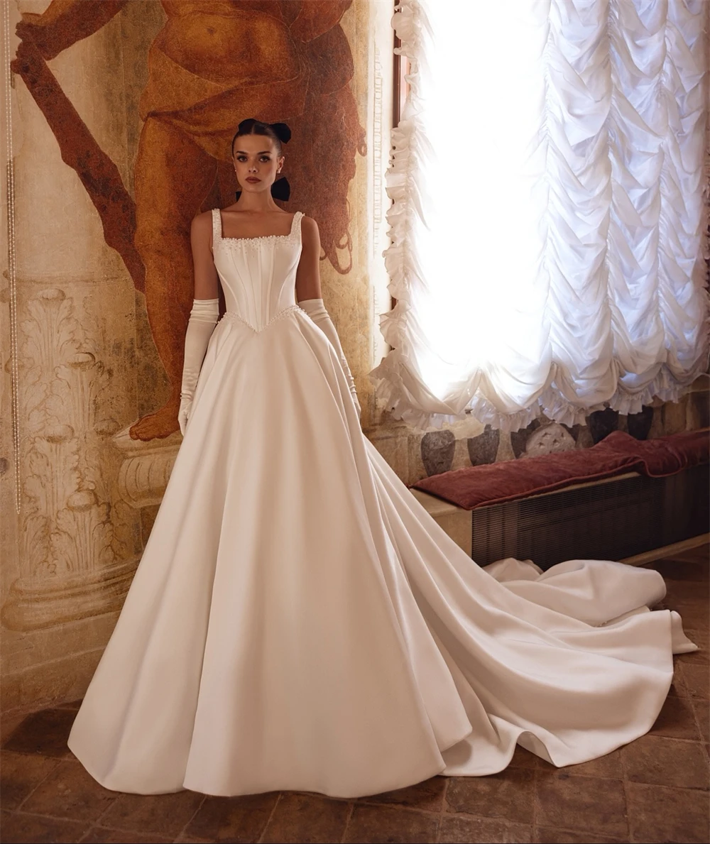 

Customized Soft White Satin Wedding Dress Formal Square Collar Sleeveless Bridal Gowns Dreamy A-Line Chapel Train Robe de mariée