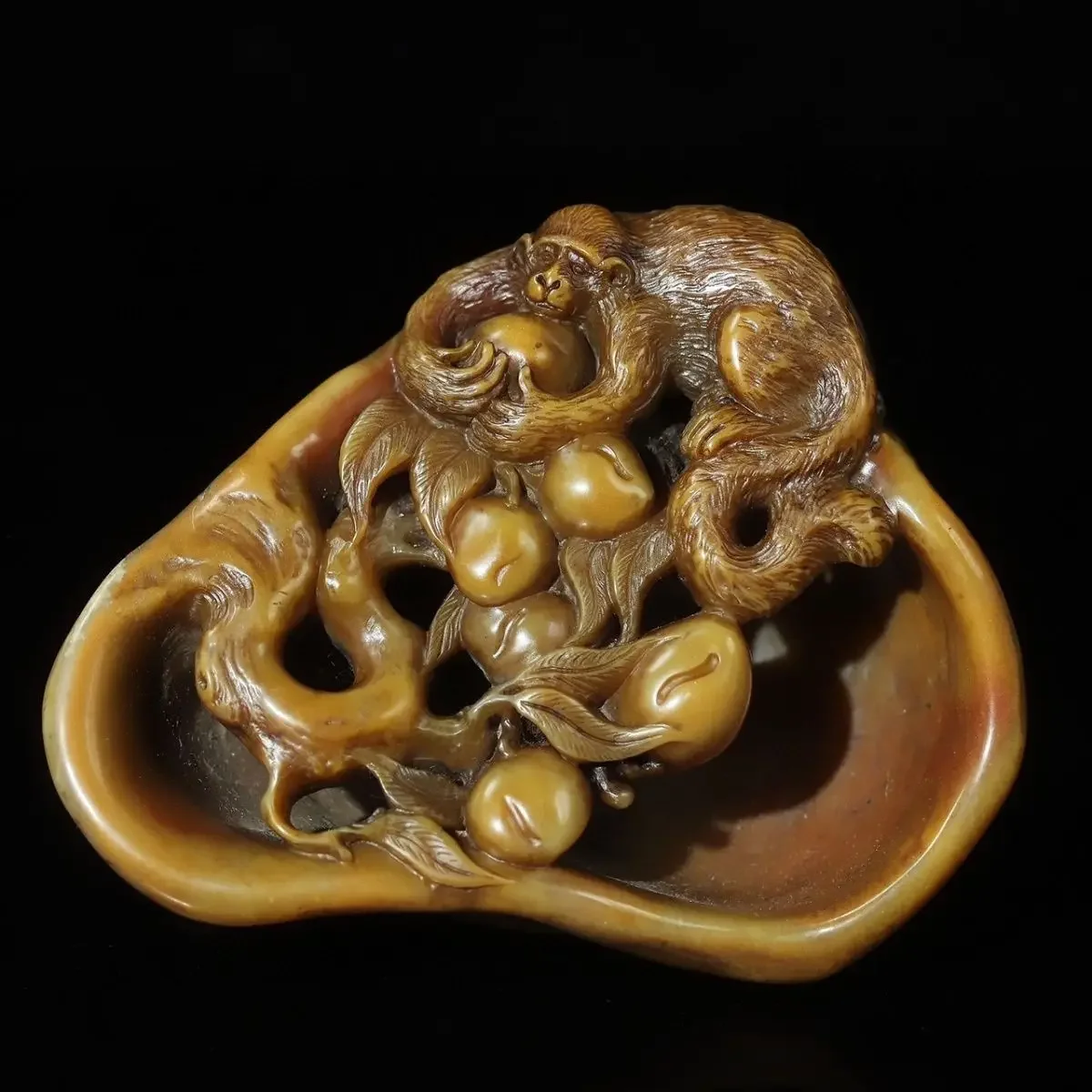 Purely hand-carved Shoushan stone seal. Monkey picks fairy peach
