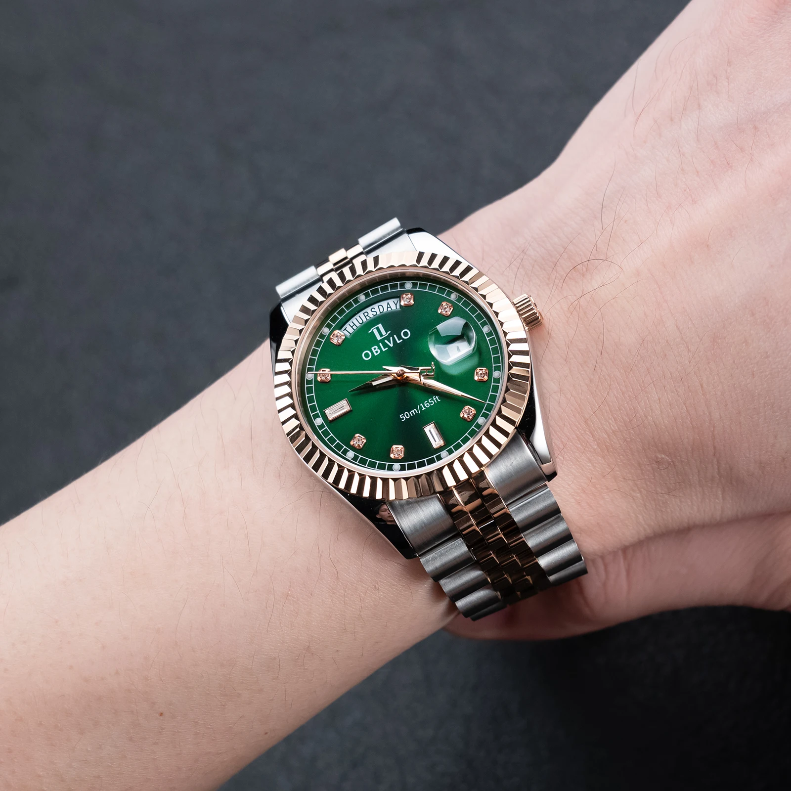 ساعة OBLVLO للرجال أنيقة بسوار بلونين مع قرص أخضر ياقوت صناعي كوارتز حركة تاريخ اليوم ميزة طراز عتيق