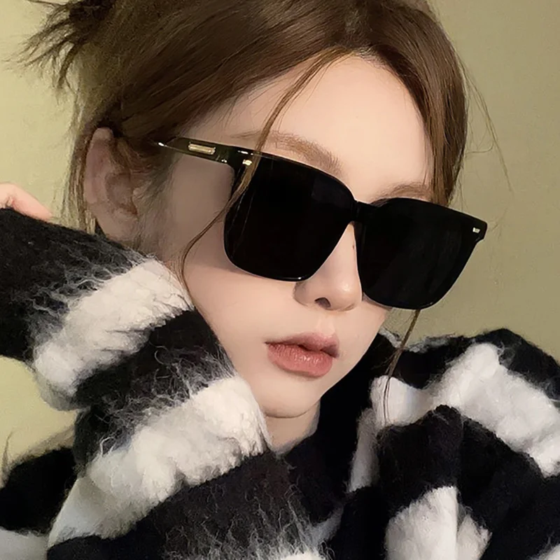 Korean version of fashionable black sunglasses, square large frame, beige nail sunglasses, insets, high-end street photography