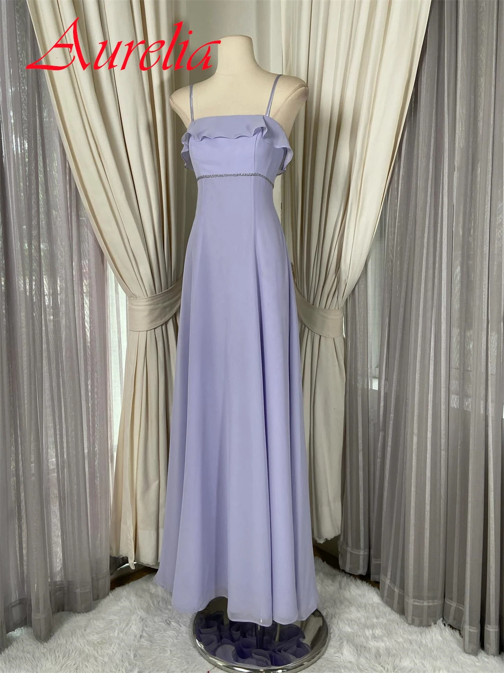 Maßgeschneidertes, elegantes, anmutiges lila Jersey-Abendkleid, zartes, trägerloses Spaghettiträger-Abschlussballkleid mit kurzen Ärmeln und Reißverschluss hinten