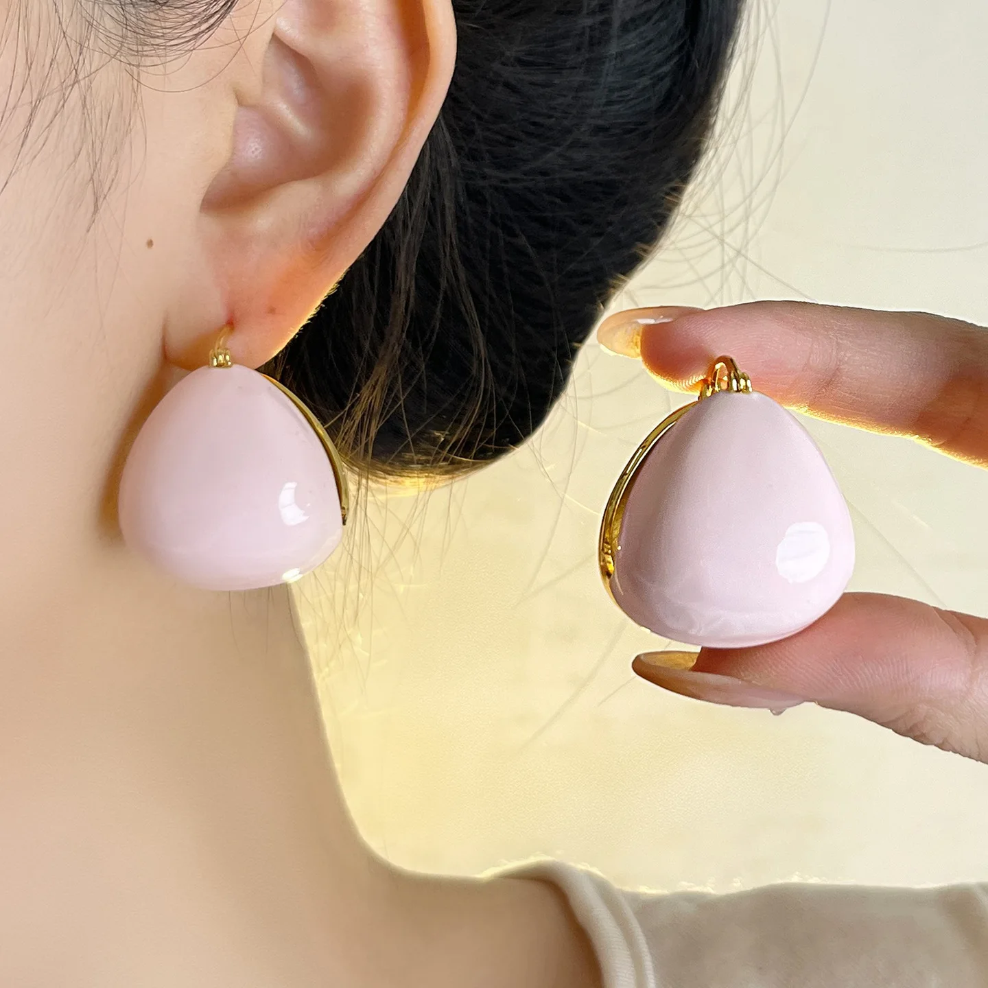 Vintage Contrast Enamel Water Drop Huggie Earrings Women Light Luxury Metal Earrings Elegant Autumn Winter Fashion Jewelry