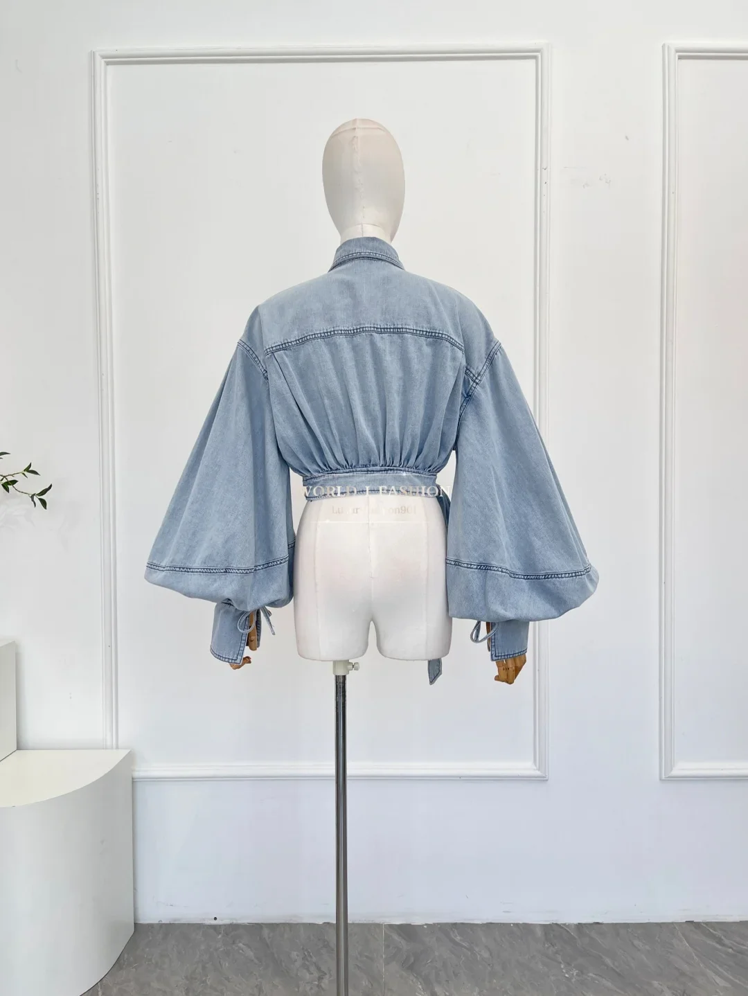 Ensemble chemisier portefeuille en jean à manches longues bleu clair et jupe mi-longue