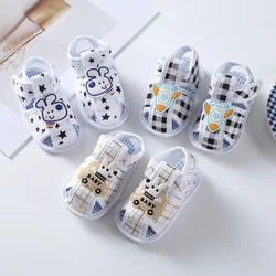 Nowe lato 0-12 miesięcy noworodek chłopcy Cartoon buty z nadrukiem miękkie łóżeczko dla niemowląt pierwszy sandały wsuwane buty z miękką podeszwą