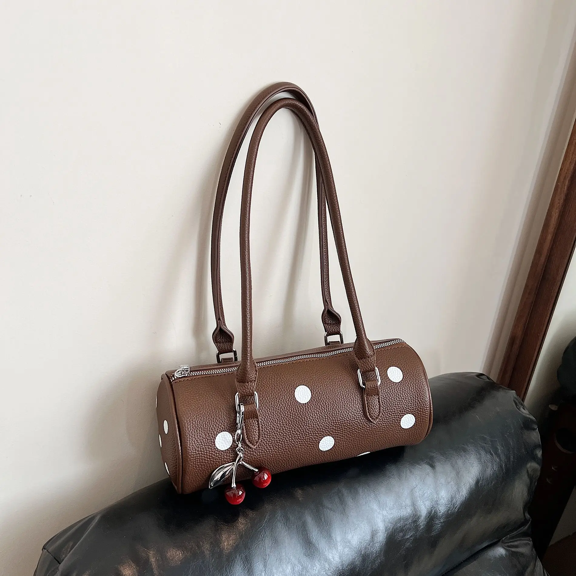 

Новинка 2023 года, женская сумка подмышки в горошек, милый кошелек на плечо с верхней ручкой, универсальная маленькая сумочка, игривый, очень шикарный