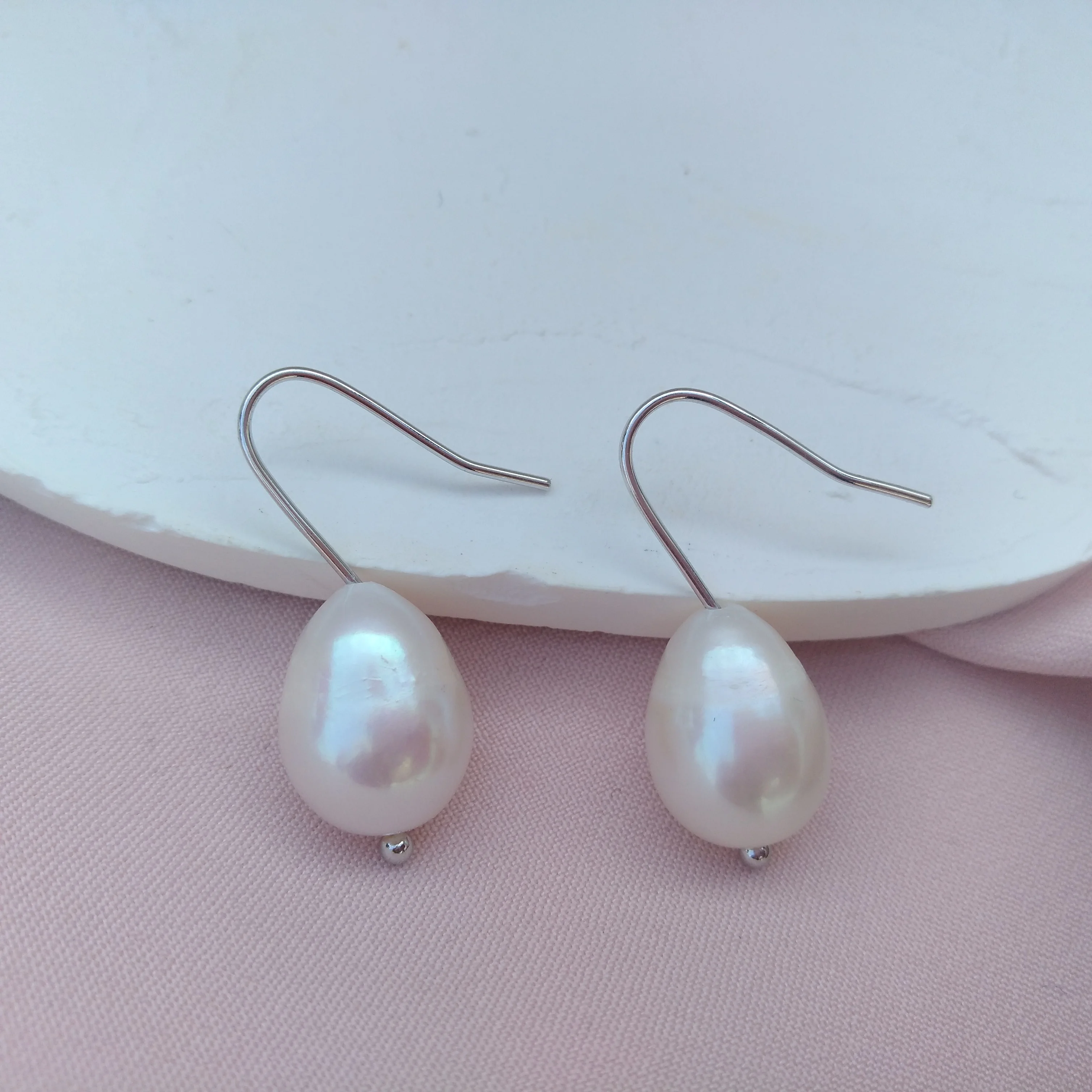 

Dainty Natural Real South Sea 10x12mm Pear White Pearl Earrings Suitable for Any Occasion Men and Women Gift
