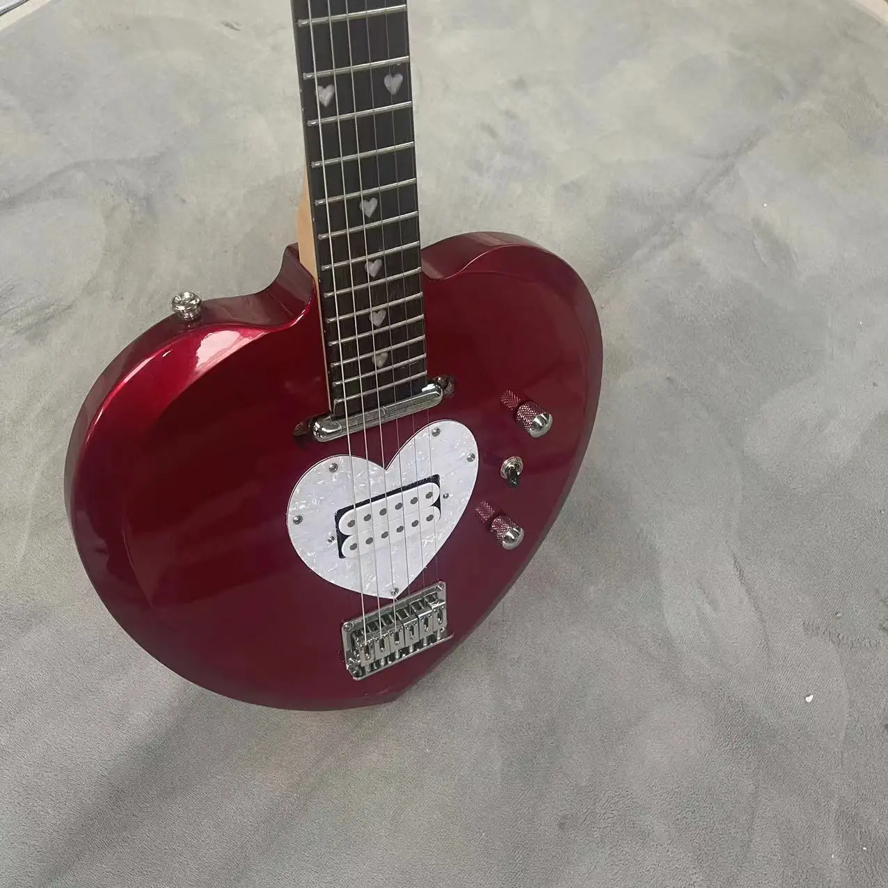 Heart shaped 6-string split electric guitar, silver pink red body, rose wood fingerboard open pickup, white pearl guard, flat dr